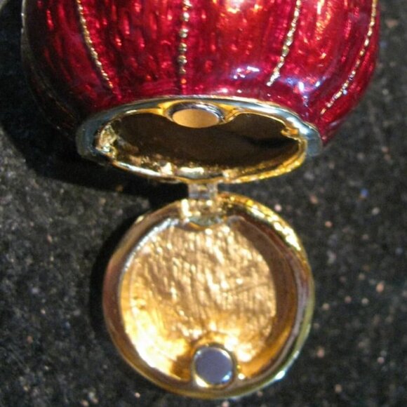 NWT ALEXANDRA'S ACCENTS Strawberry Royal Carriage Trinket Box Austrian Crystals - Picture 6 of 8